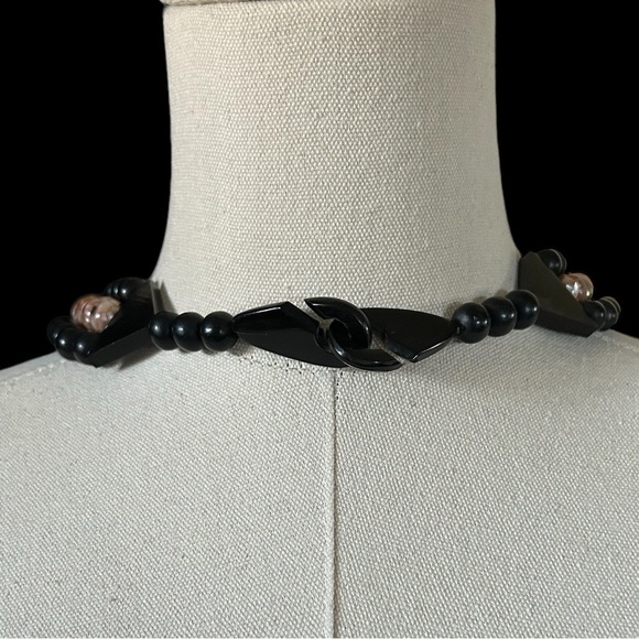 Very pretty black & pink inlay triple strand 1980s statement necklace. - Picture 2 of 6